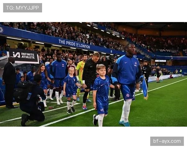 英超维拉球迷抗议俱乐部近期表现与管理层决策